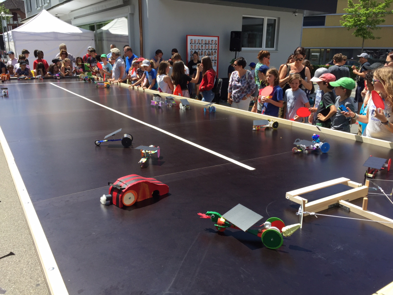 Farbig, fantasievoll und witzig - die selbstgebastelten Mini-Modellautos am Solarcup.