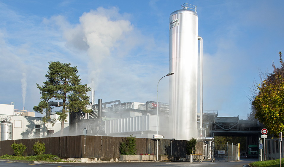 Der riesige Warmwasserspeicher prägt die Sicht auf die GZM Extraktionswerk AG.