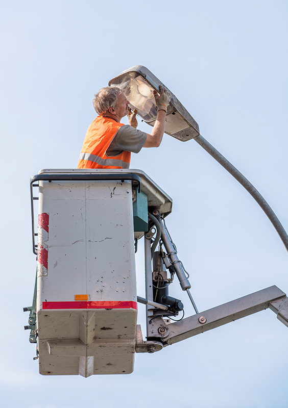 Netzelektriker Rudolf Möri bei der Arbeit.