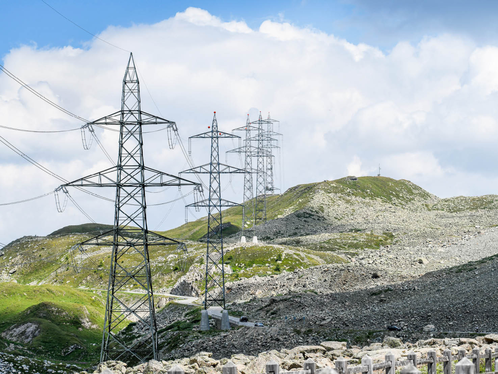 Strommasten transportieren und verteilen den Strom in der Schweiz.