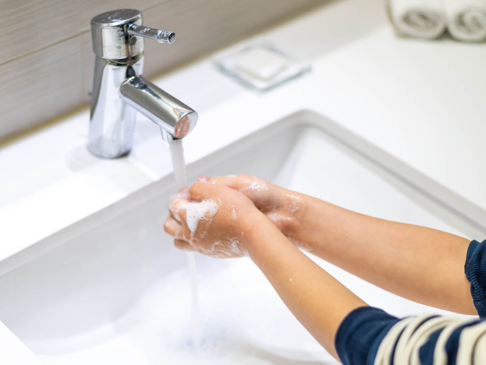Mit einem Wassersparsets beim Händewaschen sparen.