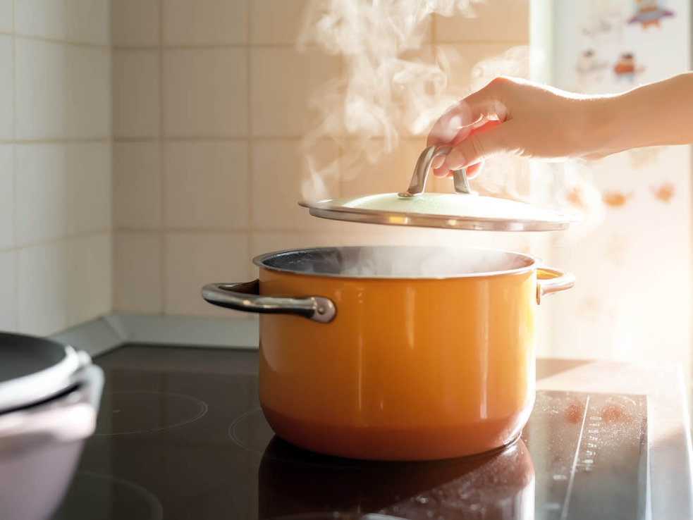 Pfannen beim Kochen wenn immer möglich mit einem Deckel schliessen.