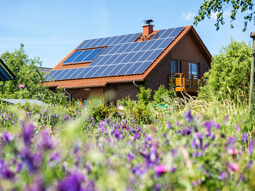 MIt Sonnenkollektoren auf dem Dach lässt sich energieeffizient Warmwasser erzeugen.