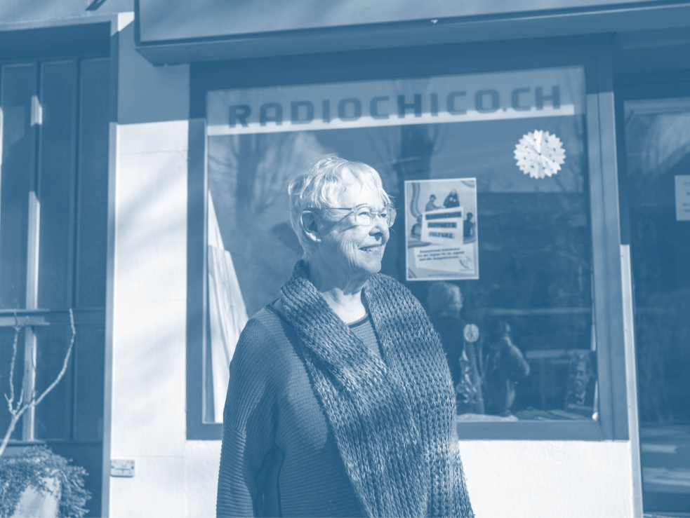 Portraitbild von Annemarie Koch vor dem Radio Chico.