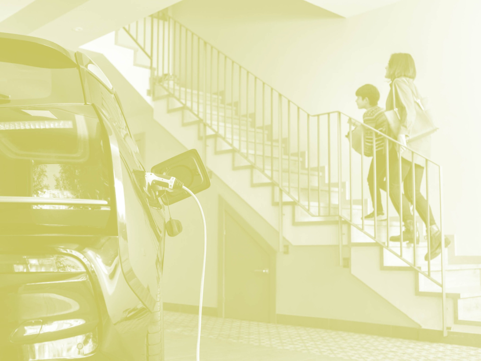 E-Auto angeschlossen an eine Ladestation in einem Wohnhaus.