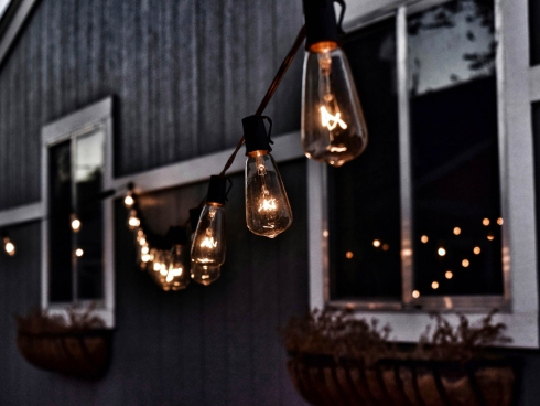 Kluge Sommerbeleuchtung für Balkon und Garten