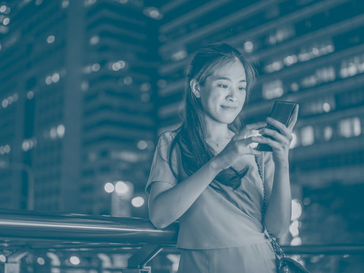 Frau mit Handy in der Hand